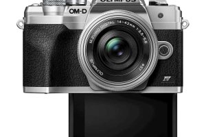 OLYMPUS E-M10 MARK IV silver, kit con ob. M.ZUIKO 14-42mm F3.5‑5.6 EZ PANCAKE